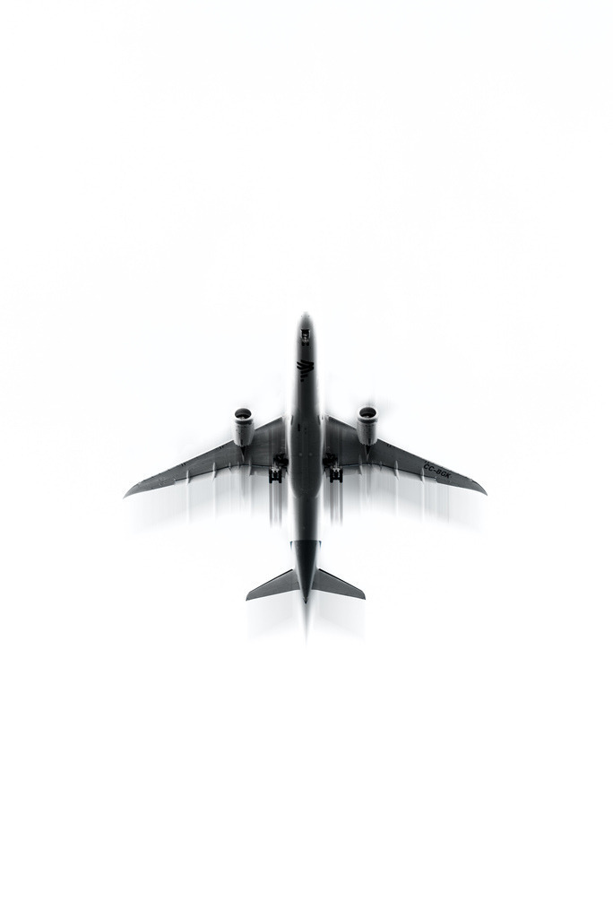 Fernweh | Das Bild mit dem Titel "Fernweh" zeigt ein minimalistisches Schwarz-Weiß-Foto eines Flugzeugs am Himmel, das den Wunsch nach Reisen und neuen Abenteuern symbolisiert. Die digitale Bildbearbeitung verstärkt dieses Gefühl und lädt den Betrachter ein, die eigenen vier Wände zu verlassen und die Welt zu erkunden.Erlebe mit dem Fine Art Print "Fernweh" die Sehnsucht nach fernen Orten und neuen Horizonten. Dieses minimalistische Schwarz-Weiß-Kunstwerk kombiniert digitale Kunst mit subtiler Bewegungsunschärfe, um die Dynamik des Reisens einzufangen.Dieses Kunstwerk eignet sich hervorragend für Weltenbummler und Träumer, die ihre Leidenschaft für das Reisen in ihrer Wohn- oder Arbeitsumgebung zum Ausdruck bringen möchten. - Realisiert mit Pictrs.com