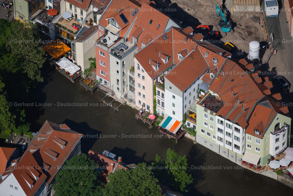 4046113 | ERFURT 14.06.2021 Wohngebiet einer Mehrfamilienhaussiedlung am Ufer- und Flußverlauf der Gera im Ortsteil Altstadt in Erfurt im Bundesland Thüringen, Deutschland. // Residential area of a multi-family house settlement on the bank and river of Gera in the district Altstadt in Erfurt in the state Thuringia, Germany. Foto: Gerhard Launer