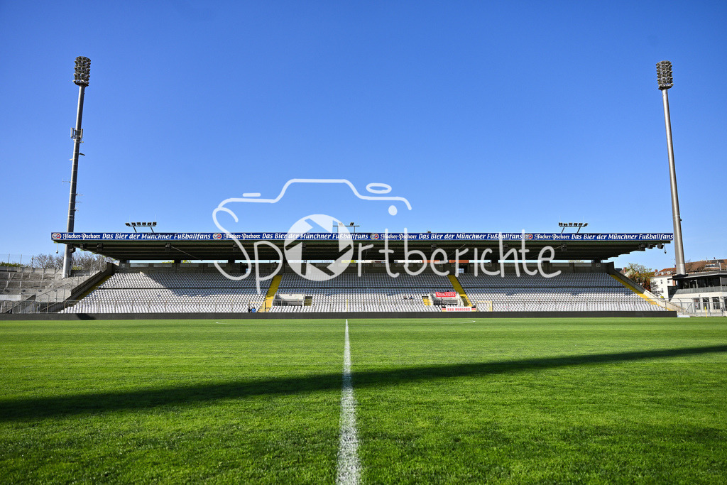 FC Bayern Amateure - SpVgg Ansbach | MUNICH, GERMANY - 17. APRIL: Ein Blick ins Stadion an der Grünwalder Strasse während dem Match zwischen den Amateuren des FC Bayern München und der SpVgg Ansbach am 29. Spieltag der Regionalliga Bayern im Grünwalder Stadion