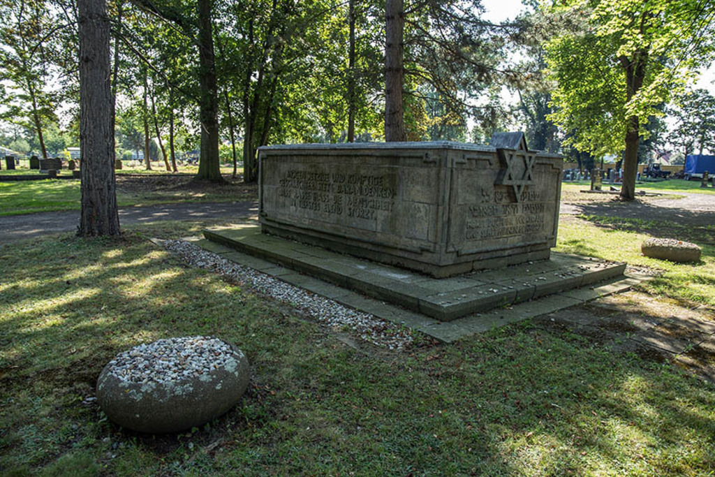 Foto: Leipzig - Neuer Israelitischer Friedhof | Das Team hinter BILDLEXIKON LEIPZIG bündelt historische wie aktuelle Informationen über die Stadt Leipzig in Text und Bild auf einer Plattform und stellt diese der interessierten Öffentlichkeit zur Verfügung.