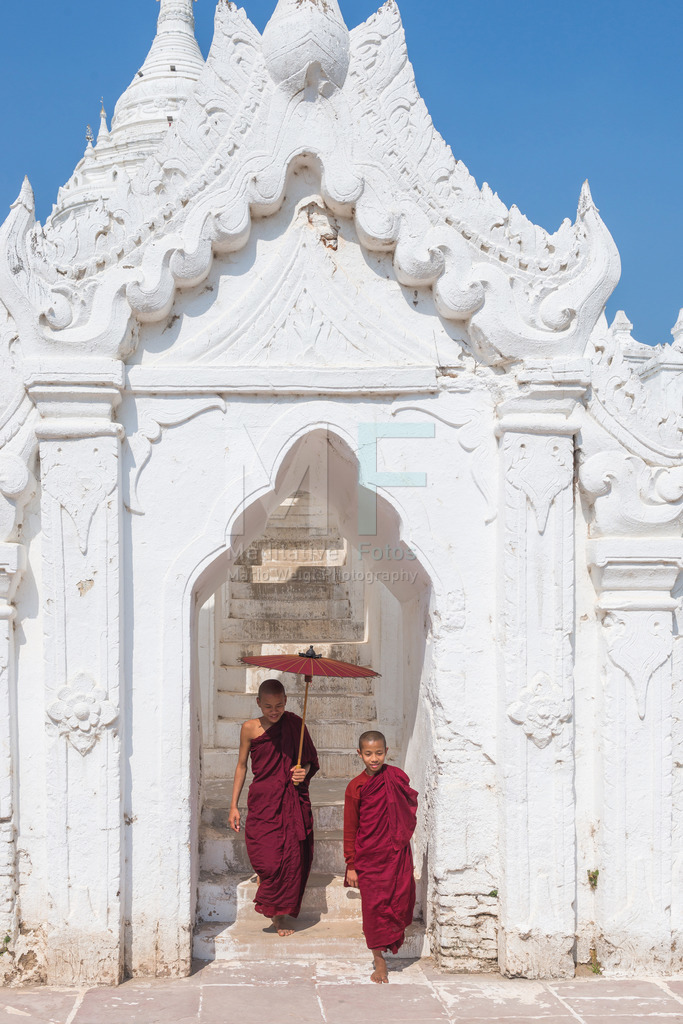 MW0134-8569 | Fotoserie DER ROTE SCHIRM | Mönche in Migun - Realisiert mit Pictrs.com