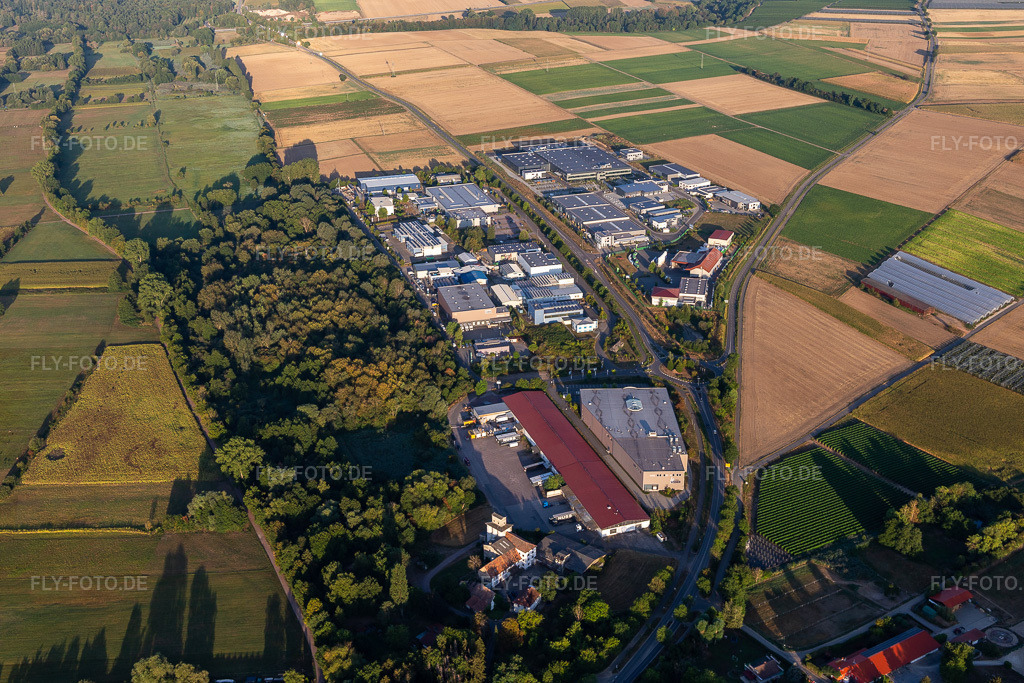 Luftbild: Einrichtungshaus Weber im Gewerbepark West in Herxheim bei Landau im Bundesland Rheinland-Pfalz in Deutschland. Foto: IMG_133884.jpg vom 21.08.2022 durch Werner Riehm/FLY-FOTO.deMöbel Weber - Möbel, Küchen und Einrichtung für Ihr Zuhause