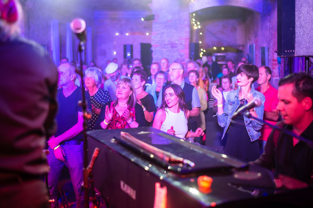 Tango meets Cuba | Tango meets Cuba mit den Klazz Brothers & Cuba Percussion im Forte Belvedere Leisnig zum Festival Hallo Leisnig 2022. - Realisiert mit Pictrs.com