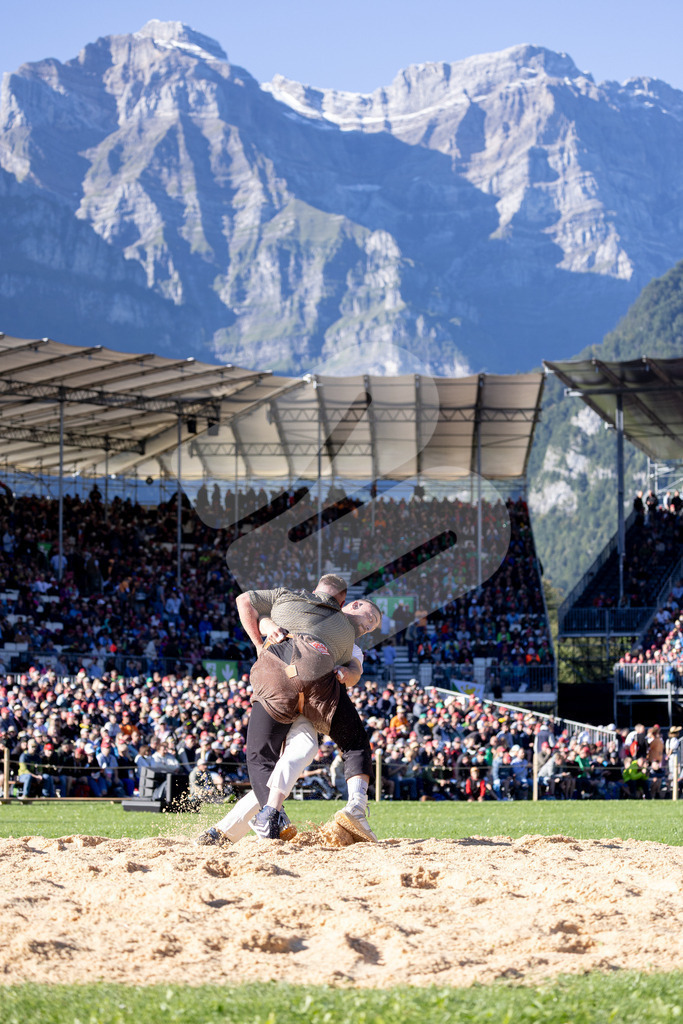 ESAF2025_05Gang_6178-2 | Die Schwinger des Schwyzer Kantonalen Schwingerverbandes: Fotos, die Dynamik und Leidenschaft festhalten, sowie emotionale Momente aus dem traditionellen Schwingsport zeigen. - Realisiert mit Pictrs.com