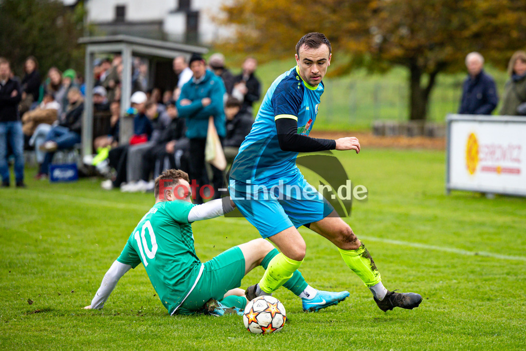 SG Wielenbach/Pähl gegen SV Haunshofen | Fußball Kreisklasse Herren Oberbayern Zugspitze Gruppe 3, SG Wielenbach/Pähl gegen SV Haunshofen, 20241103,Gewonnener Zweikampf von Andreas STEIGENBERGER (SG Wielenbach/Pähl 4),2024-11-03 in Pähl (Sportplatz Pähl), Christian SCHUSTER (SV Haunshofen 10), Andreas STEIGENBERGER (SG Wielenbach/Pähl 4)Copyright: WolfgangxLindner www.foto-lindner.de