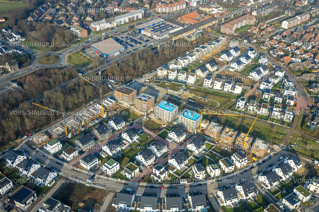 Duisburg260100497 | Luftbild, Angerbogen, halbkreisförmiges Wohngebiet Alter Angerbach, Baustelle und Neubaugebiet, Gewerbegebiet an der Düsseldorfer Landstraße, Huckingen, Duisburg, Ruhrgebiet, Nordrhein-Westfalen, Deutschland