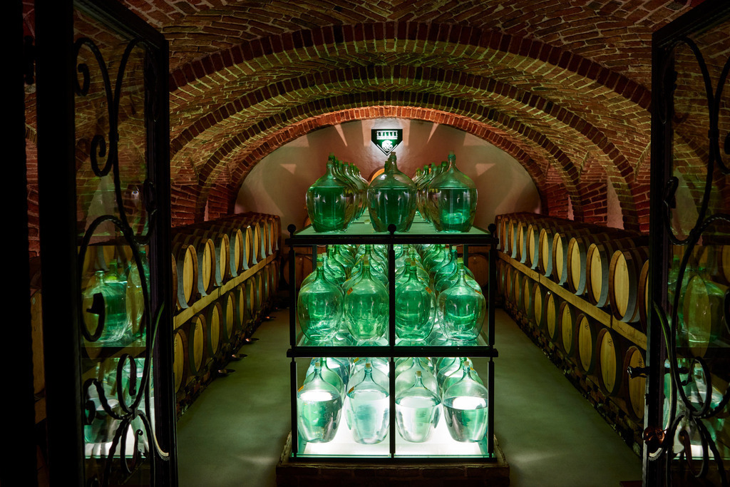 Einblick in den Schnapskeller | Riegersburg, Austria - September 12, 2018: Gölles Manufaktur; Einblick in den Schnapskeller. - Realisiert mit Pictrs.com