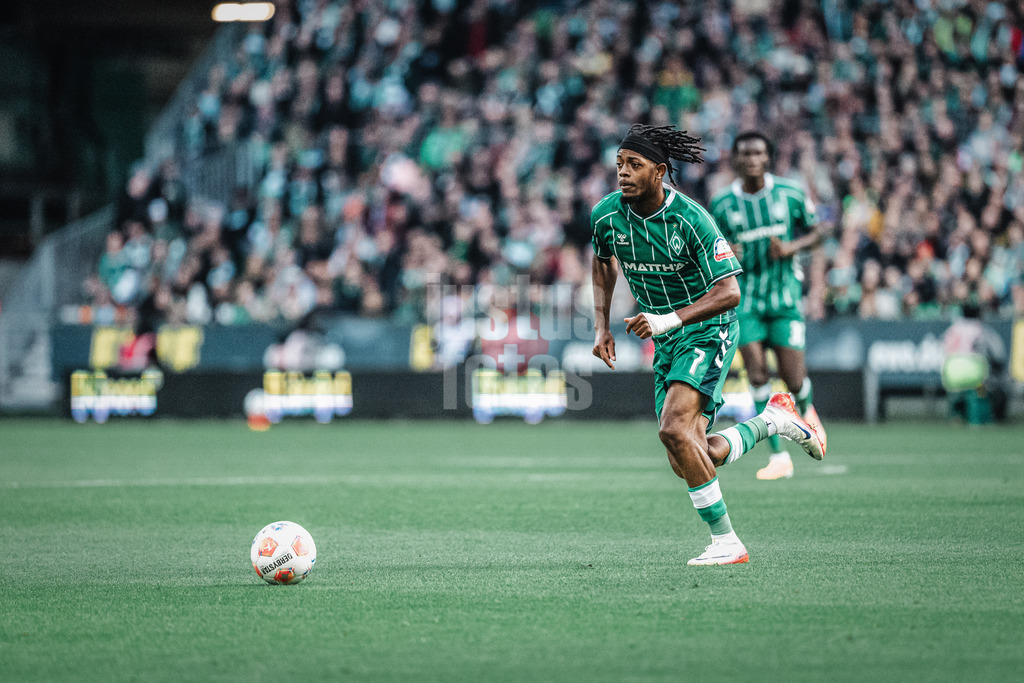 Fußball | Männer | Saison 2025/2026 | 1. Fußball-Bundesliga | 6. Spieltag | SV Werder Bremen vs. FC St. Pauli | 04.10.2025 | Samuel Mbangula (#07, SV Werder Bremen) läuft zum Ball
