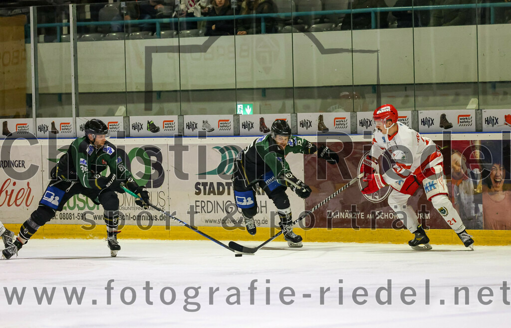 2023-03-10_088_TSV_Erding_gegen_TEV_Miesbach | Erding, Deutschland, 10.03.2023:
Eishockey, Bayernliga Playoffs 2022 / 2023, Halbfinale, TSV Erding gegen TEV Miesbach, Endergebnis: 2:0

Michael Trox (Erding Gladiators, #86), Elias Maier (Erding Gladiators, #15), Felix Feuerreiter (TEV Miesbach, #21)

Foto: Christian Riedel / fotografie-riedel.net