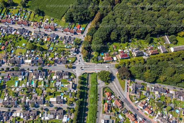 Gladbeck240806592 | Luftbild, Straßen-Kreuzungsbereich Arenbergstraße, Frentroper Straße und Am Dorffelde mit Brücke über eine Bahnlinie, Waldgebiet und Wohnhäuser mit Swimmingpools im Garten, Baumallee, Zweckel, Gladbeck, Ruhrgebiet, Nordrhein-Westfalen, Deutschland