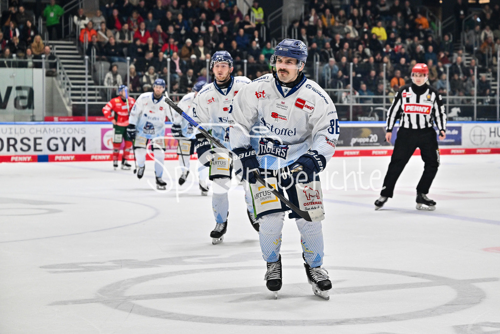 Augsburger Panther - Straubing Tigers | Augsburg, DEUTSCHLAND - 14. NOVEMBER: Jubel der Gäste nach dem Treffer zum 1-3 durch Skyler McKENZIE (Straubing Tigers 86) / Tor / Torschuetze / Freude / Happy beim Ligaspiel zwischen den Augsburger Panthern und den Straubing Tigers am 18. Spieltag der Penny DEL im Curt Frenzel Stadion am 14.11.2025