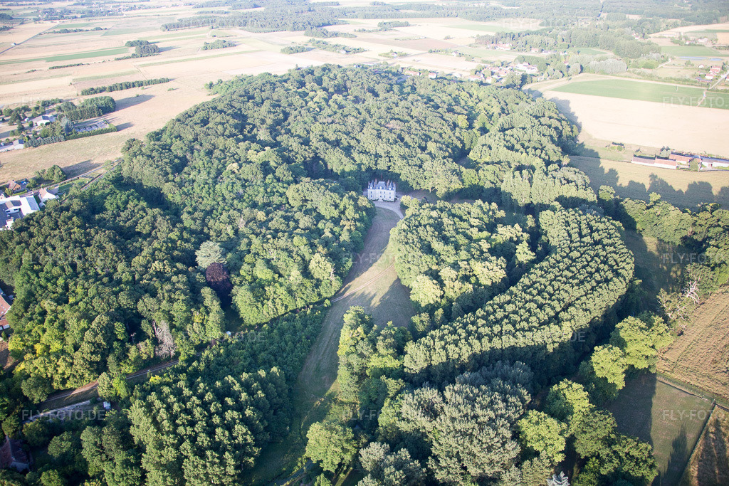 Luftbild: Ortsansicht in Fougères-sur-Bièvre im Bundesland Loir-et-Cher in Frankreich. Foto: IMG_081271.jpg vom 19.06.2015 durch Werner Riehm/FLY-FOTO.de