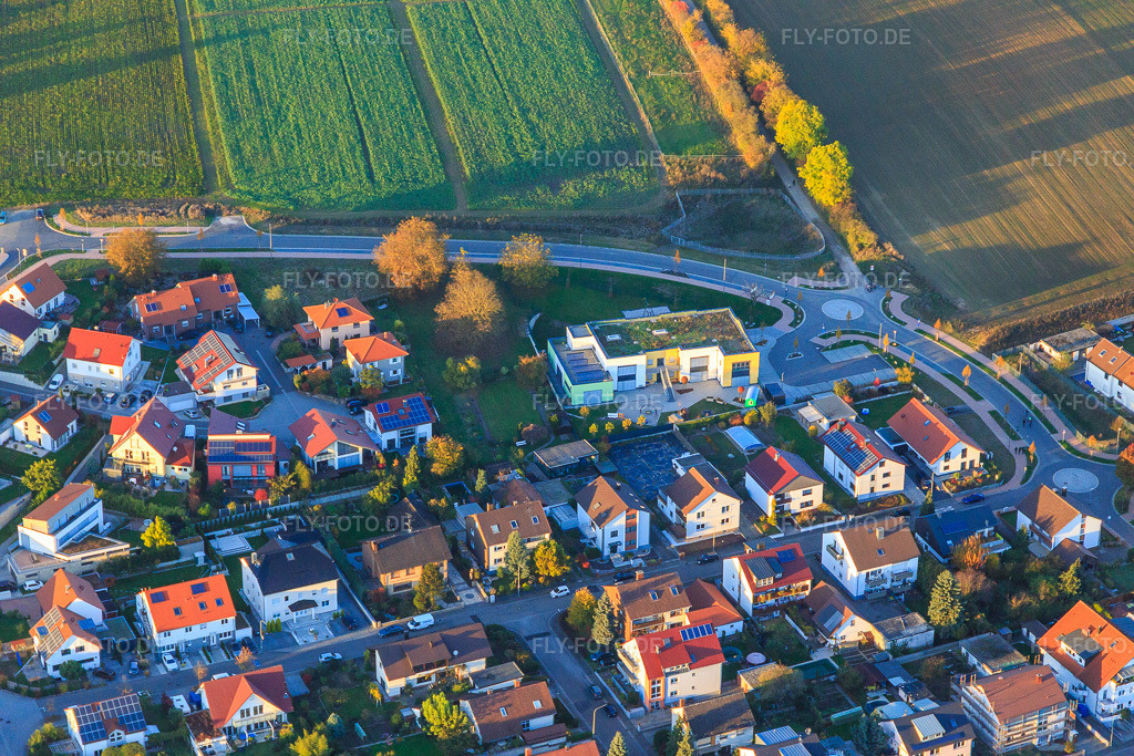 Luftbild: KITA Die Entdecker in Kandel im Bundesland Rheinland-Pfalz in Deutschland. Foto: IMG_095835.jpg vom 30.10.2016 durch Werner Riehm/FLY-FOTO.deStädtische Kita 'Die Entdecker' | SV Kandel