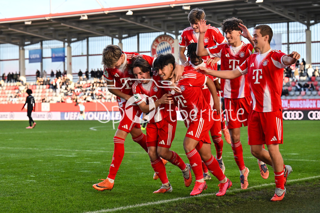 FC Bayern München U19 - Sporting Lissabon U19 | MUNICH, GERMANY - 09. DECEMBER: Jubel der Bayern nach dem Treffer zum 3-1 durch Bohdan OLYCHENKO (FC Bayern München U19 11) / Tor / Torschuetze / Freude / Happy während dem Match zwischen der U19 des FC Bayern München und der U19 von Sporting Lissabon am 6. Spieltag der UEFA Youth League Ligaphase am FC Bayern Campus