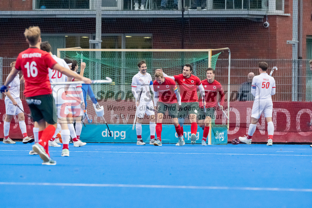 HK_20241102_108406 | 1. Bundesliga Herren Crefelder HTC - TSV Mannheim am 2.11.2024 CHTC Krefeld, Krefeld , Niklas Wellen ( Crefelder HTC 10 ) , Masi Pfandt ( Crefelder HTC #77 ) Julius Hayner ( Crefelder HTC #6 )