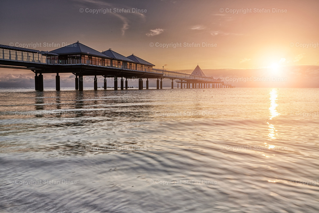 _DSC38570 1 | Findlinge im Eis, Zeesenboote bei der Traditionsregatta, eine Seebrücke im Sonnenaufgang - mit den Bildern aus dieser Galerie erhalten Sie wunderschöne Aufnahmen über das ganze Jahr. Ein tolles Produkt zum Verschenken, Werben oder zum Träumen vom nächsten - Realisiert mit Pictrs.com