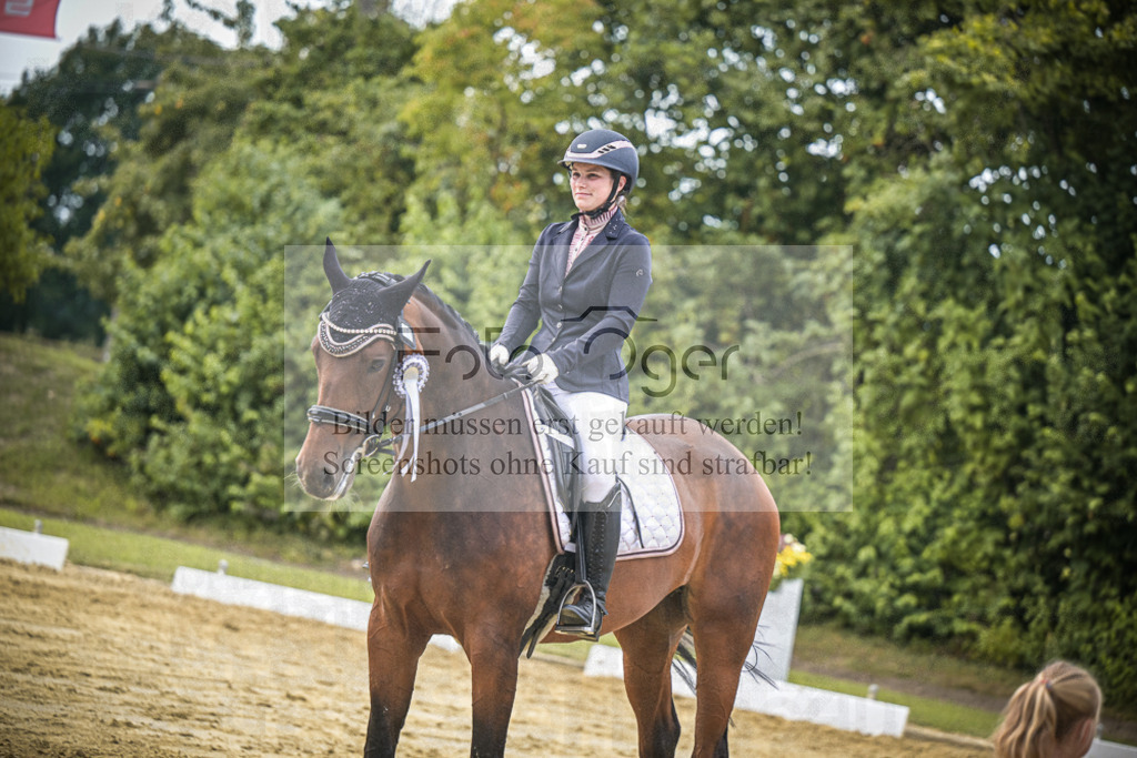 DOS_7512 | Entdecke hochwertige Reitturnierfotos von Foto Oger. Professionell, emotional und authentisch – jetzt Lieblingsmomente im Shop bestellen.Deutschlandweite Turnierfotografie. - Realisiert mit Pictrs.com