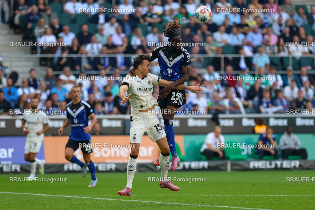 Borussia Mönchengladbach vs Hamburger SV - Bundesliga  | Mönchengladbach, Deutschland, 24.08.25:   Haris Tabakovic (Borussia Mönchengladbach) und Jordan Torunarigha (Hamburger SV) im Kampf um den Ball waehrend des Spiels der Bundesliga zwischen Borussia Mönchengladbach vs Hamburger SV im Stadion im Borussia Park(Foto von Brauer-Fotoagentur / Adrian Schlueter)