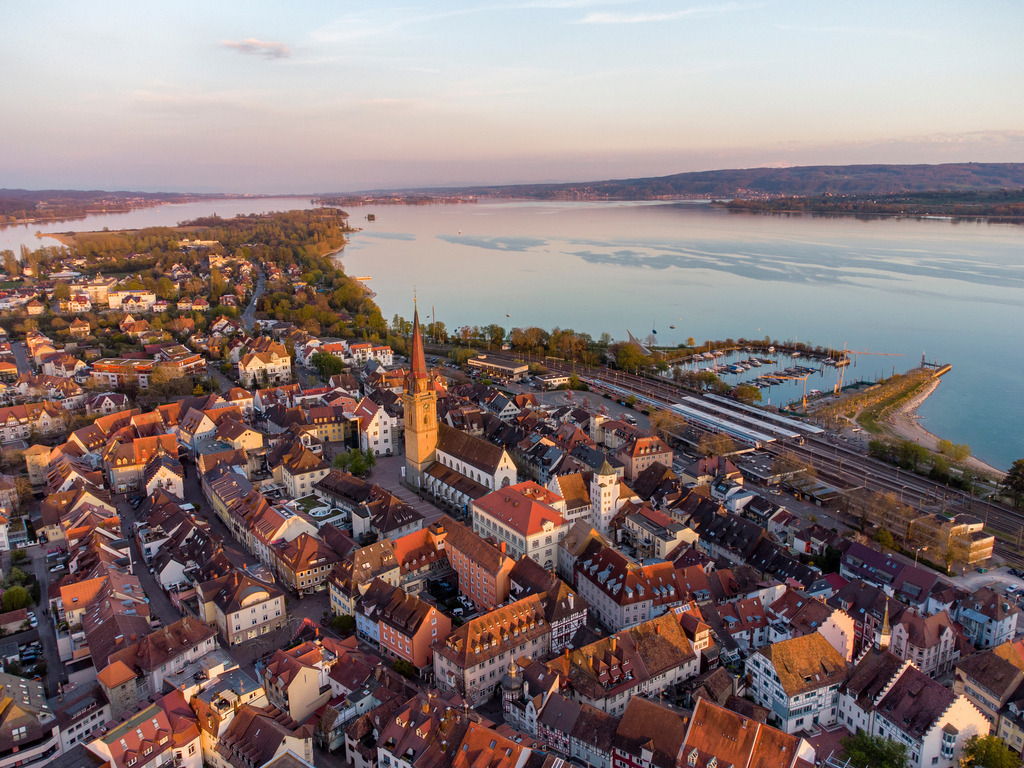 Radolfzellbilder_183 | Die Stadt Radolfzell von der tiefstehenden Abendsonne angestrahlt - Realisiert mit Pictrs.com