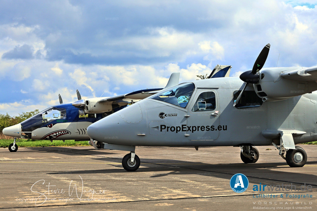 PropExpress - Tecnam P2006T SMP | PropExpress betreibt ein Tecnam P2006T-Multi-Mission-Flugzeug (SMP), das für die Erfassung von Luftdaten stark modifiziert wurde. Dieses Flugzeug ist mit einer großen Luke, Hardpoints für verschiedene Antenneninstallationen, einem unabhängigen Missionsstromversorgungssystem und einem Bedienerschalter ausgestattet. Es ist für den kurzen Start und die Landung (STOL) ausgelegt und kann auf unebenen Landebahnen betrieben werden, sodass es für eine Vielzahl von Missionen geeignet ist.