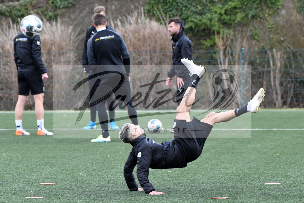 20200131_TRAOSN_0023 | Fußball, Herren: Anas Ouahim (VfL Osnabrueck) in Aktion, am Ball, Einzelaktion waehrend der Trainingseinheit des VfL Osnabrueck im Sportpark Illoshoehe am 31.01.2020 in Osnabrueck, Deutschland. - Realisiert mit Pictrs.com