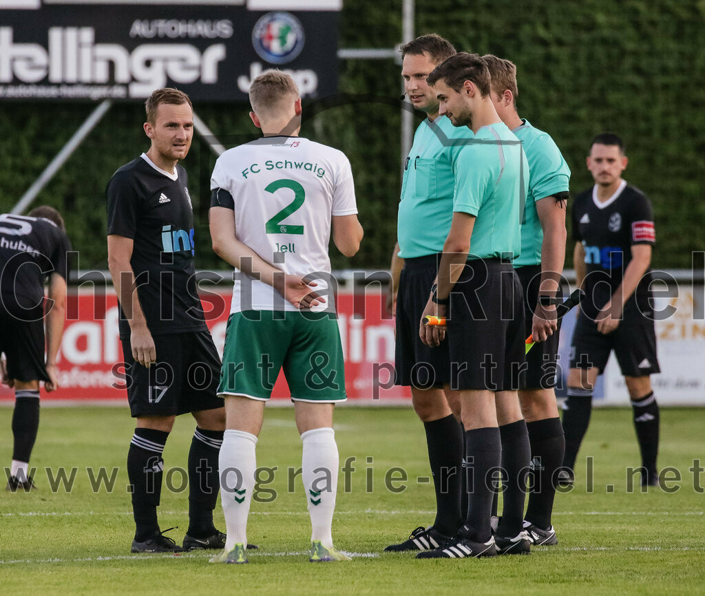 2023-08-18_006_FC_Schwaig_gegen_TSV_Kastl | Oberding, Deutschland, 18.08.2023:
Fußball, Landesliga Südost 2023 / 2024, 7. Spieltag, FC Schwaig gegen TSV Kastl, Endergebnis: 2:2

Dominik Grothe (TSV Kastl, #17), Tobias Jell (FC Schwaig, #2), Schiedsrichter Hendrik Hufnagel

Foto: Christian Riedel / fotografie-riedel.net