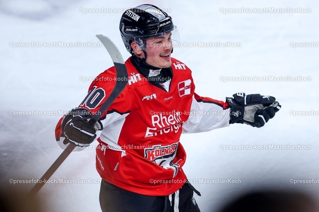 KEC1404251035 | 14.04.2025, Eishockey, DEL Play-offs, Kölner Haie - ERC Ingolstadt, Halbfinale Spiel 6, Lanxess-Arena Köln: Torjubel Justin Schütz (Kölner Haie #10) nach dem Tor zum 1:2 durch Torschütze Moritz Müller (Kölner Haie #91). 