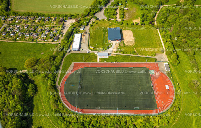 Breckerfeld240504768 | Luftbild, FußballStadion und Leichtathletikstadion, Sportanlage und Freizeitanlage mit Tribüne und farbigen Sitzschalen, neuer überdachter Bolzplatz, Wahnscheider Straße, Breckerfeld, Ruhrgebiet, Nordrhein-Westfalen, Deutschland