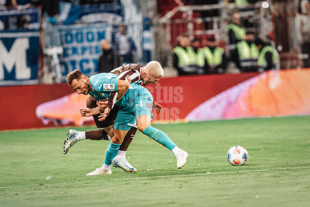 Fußball | Männer | Saison 2025/2026  | Fußball-Bundesliga | 07. Spieltag | FC St. Pauli vs. TSG Hoffenheim | 19.10.2025 | v.l. Vladimir Coufal (#34, TSG Hoffenheim) gegen Louis Oppie (#23, FC St. Pauli)