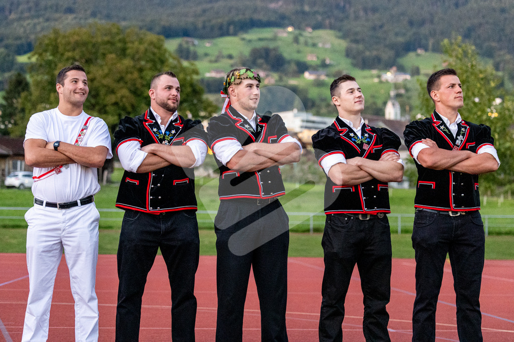 ESAF2025_Empfang_8603 | Die Schwinger des Schwyzer Kantonalen Schwingerverbandes: Fotos, die Dynamik und Leidenschaft festhalten, sowie emotionale Momente aus dem traditionellen Schwingsport zeigen. - Realisiert mit Pictrs.com