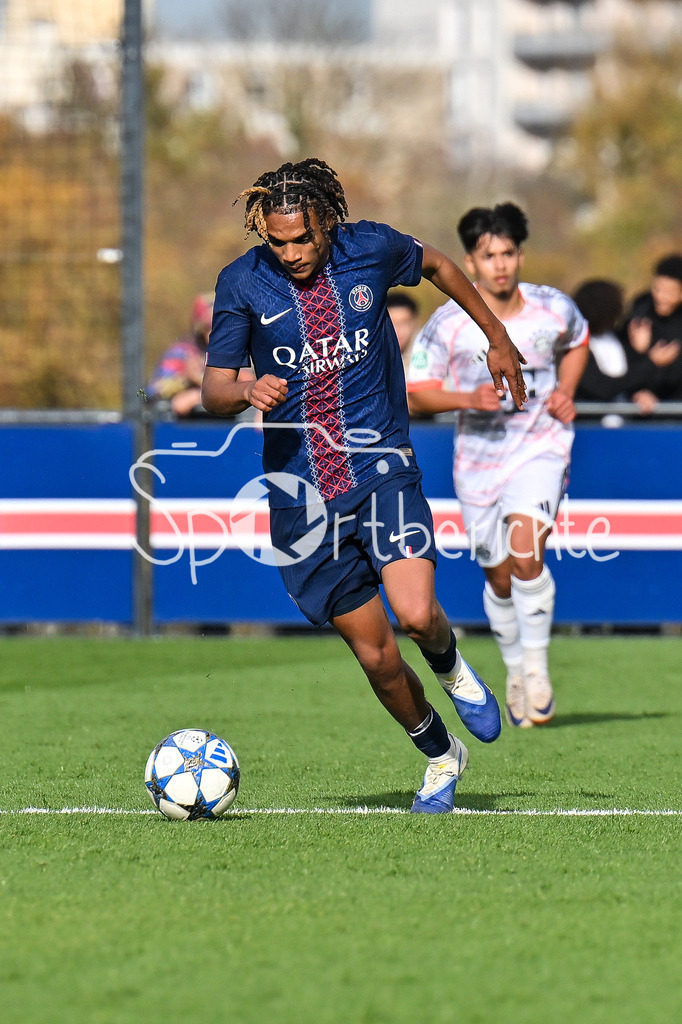 Paris Saint Germain U19 - FC Bayern München U19 | PARIS, FRANKREICH - 4. NOVEMBER: am Ball Mathis JANGEAL (PSG U19 24) beim Ligaspiel zwischen der U19 von Paris Saint Germain und der U19 des FC Bayern München am 4. Spieltag der UEFA Youth League am PSG Campus am 04.11.2025