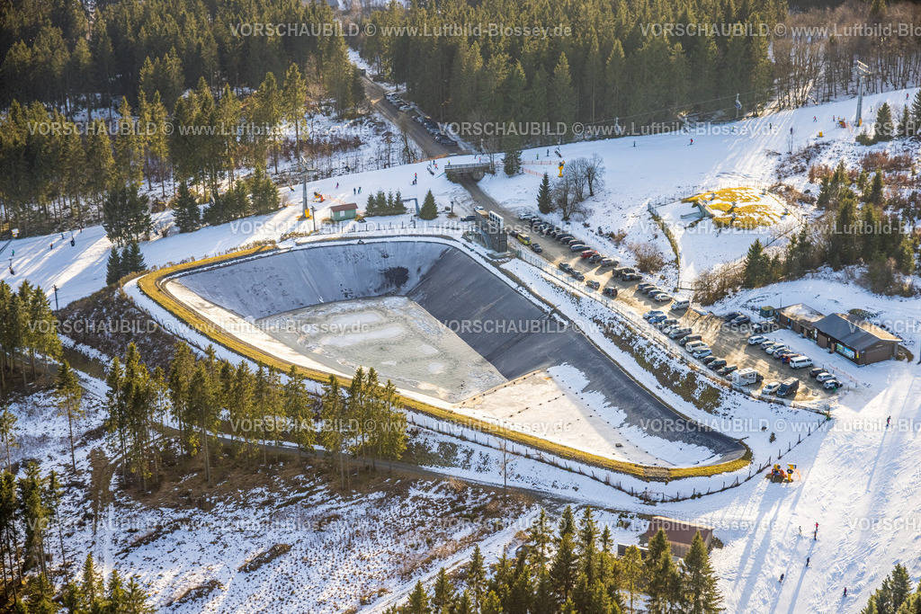 Winterberg260105035 | Luftbild, Skiliftkarussell Winterberg P4 und Skigebiet Brembergkopf Talstation, leerer Teich und Parkplatz am Waltenberg, Winterberg, Sauerland, Nordrhein-Westfalen, Deutschland