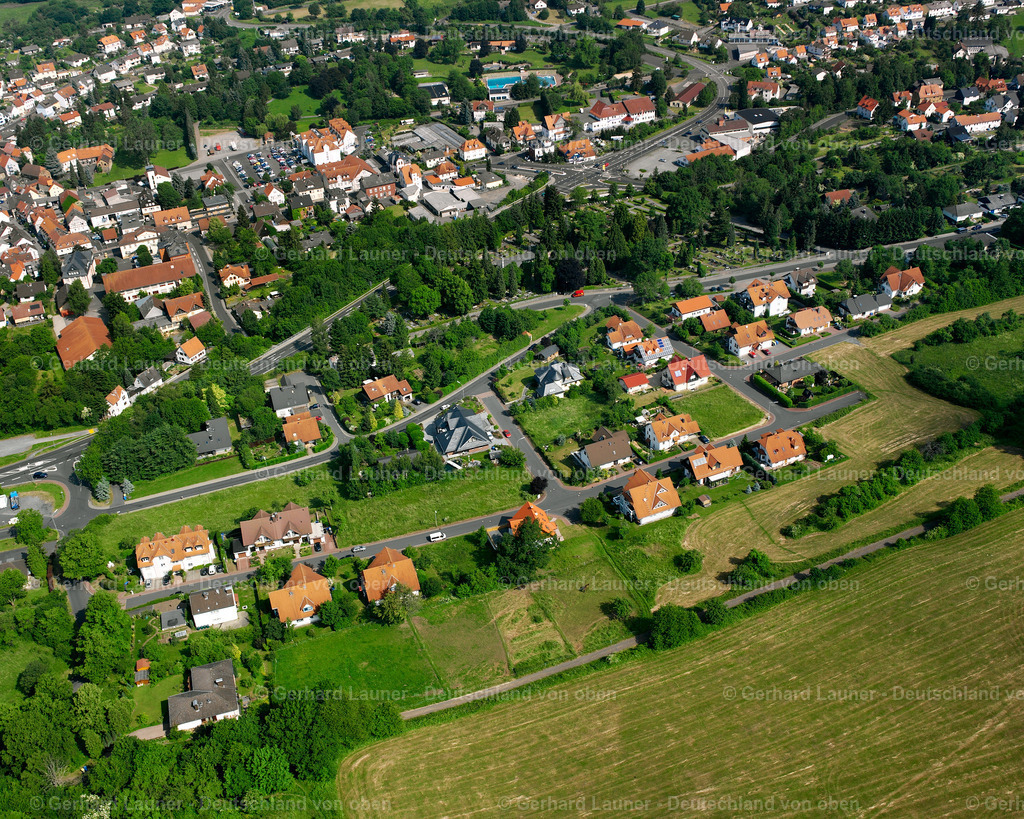2615893 | SCHOTTEN 09.06.2006 Wohngebiet einer Einfamilienhaus- Siedlung  in Schotten im Bundesland Hessen, Deutschland // Single-family residential area of settlement  in Schotten in the state Hesse, Germany Foto: Gerhard Launer