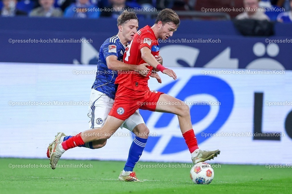 S0413092501141 | 13.09.2025, Fußball, FC Schalke 04 - Holstein Kiel, 5.Spieltag, 2. Fußball Bundesliga, Veltins-Arena Gelsenkirchen, Saison 2025 2026: Vitalie Becker (Schalke04 #33) im Zweikampf gegen  Magnus Knudsen (Holstein Kiel #24) DFB regulations prohibit any use of photographs as image sequences and or quasi-video.