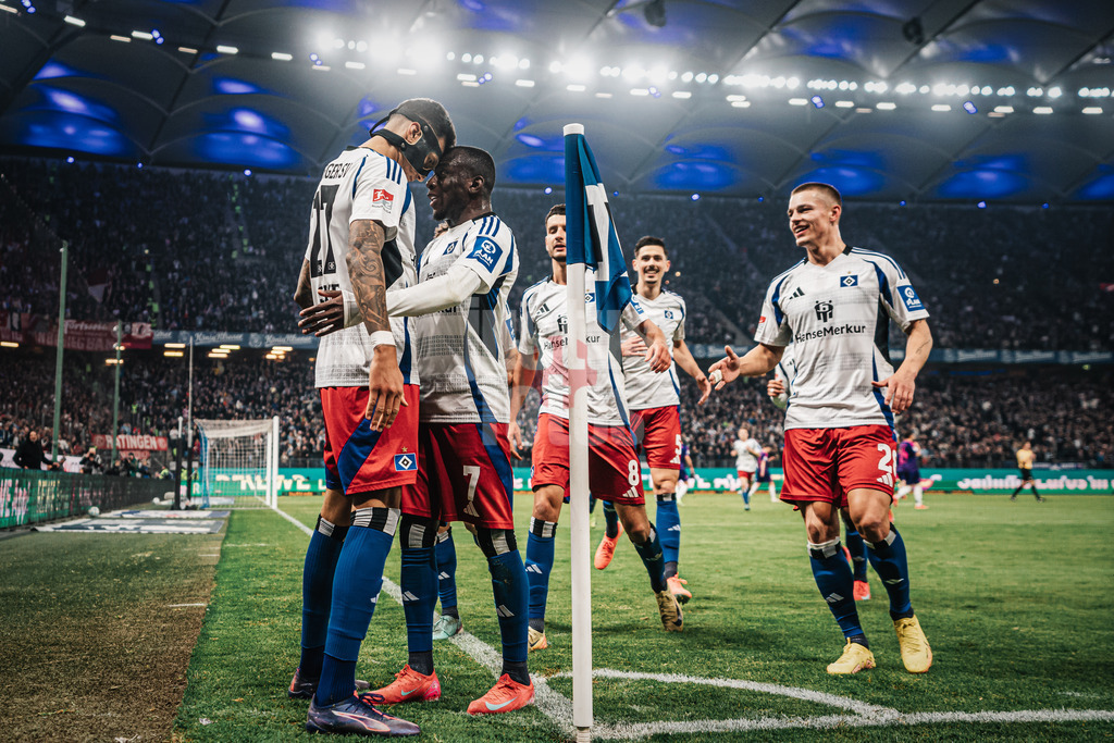 Fußball | Männer | Saison 2024/2025 | 2. Fußball-Bundesliga | 25. Spieltag | Hamburger SV vs. Fortuna Düsseldorf | 08.03.2025 | v.l. Davie Selke (#27, HSV) Kopf an Kopf mit Jean-Luc Dompe (#7, HSV) nach dem Tor Jubel