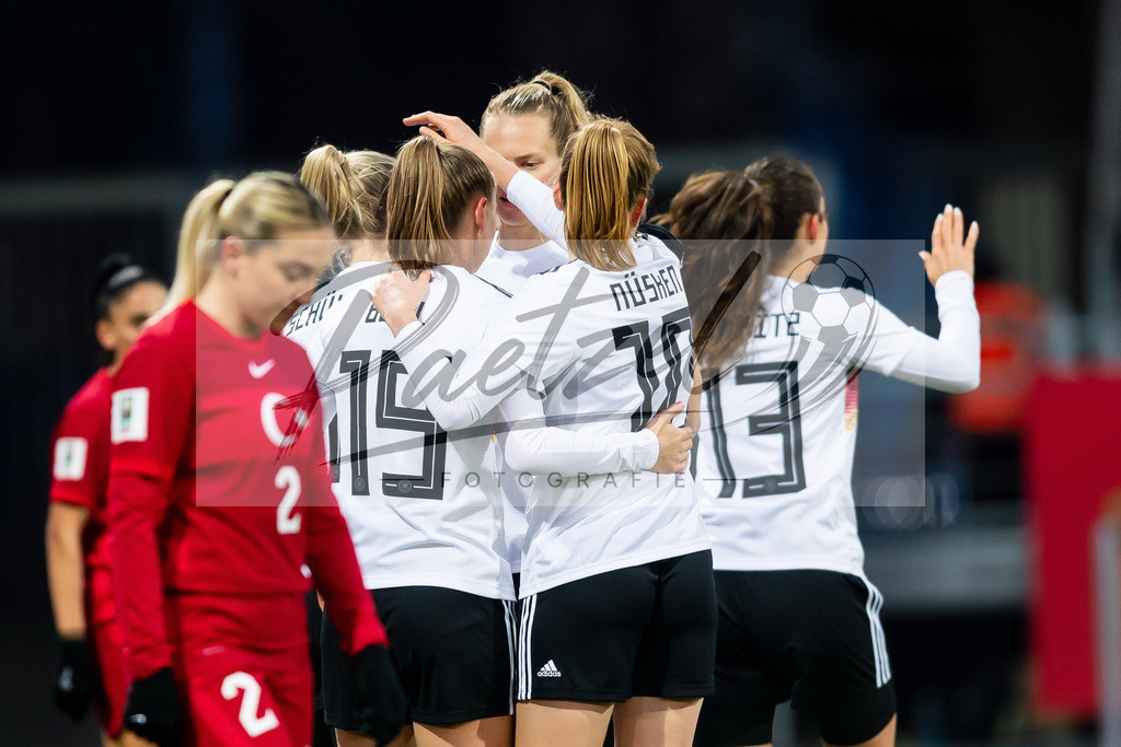 GERTUR20211126_011 | Fussball, Frauen: Lea Schueller (Germany) Torjubel, jubelt mit ihrer Mannschaft nach dem Treffer zum 2:0 bei dem Spiel der WM-Qualifikation zwischen Deutschland und Tuerkei im Eintracht-Stadion am 26.11.2021 in Braunschweig, Deutschland. - Realisiert mit Pictrs.com