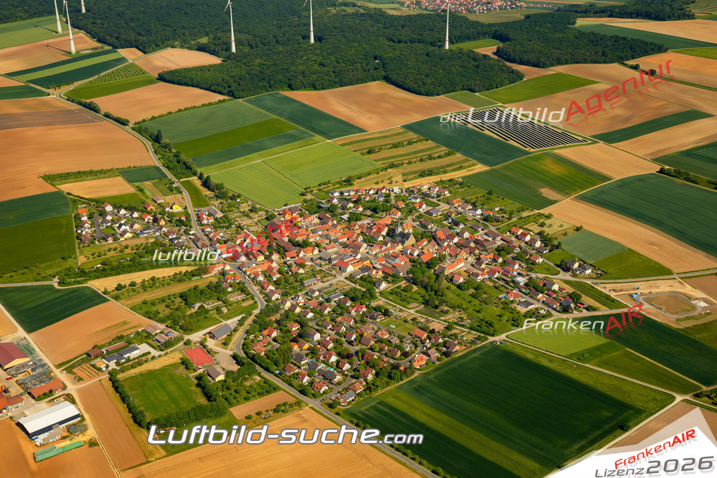 Das Luftbild zeigt Dipbach Bergtheim - Die Luftaufnahme wurde 2023 vom UL-Flugzeug aus erstellt ( keine Drohne ) - Hochauflösende Luftaufnahme - Für grossformatige Ausdrucke geeignet. Die Geschenkidee !Mit Lizenz und Bildrechte bestellbar
