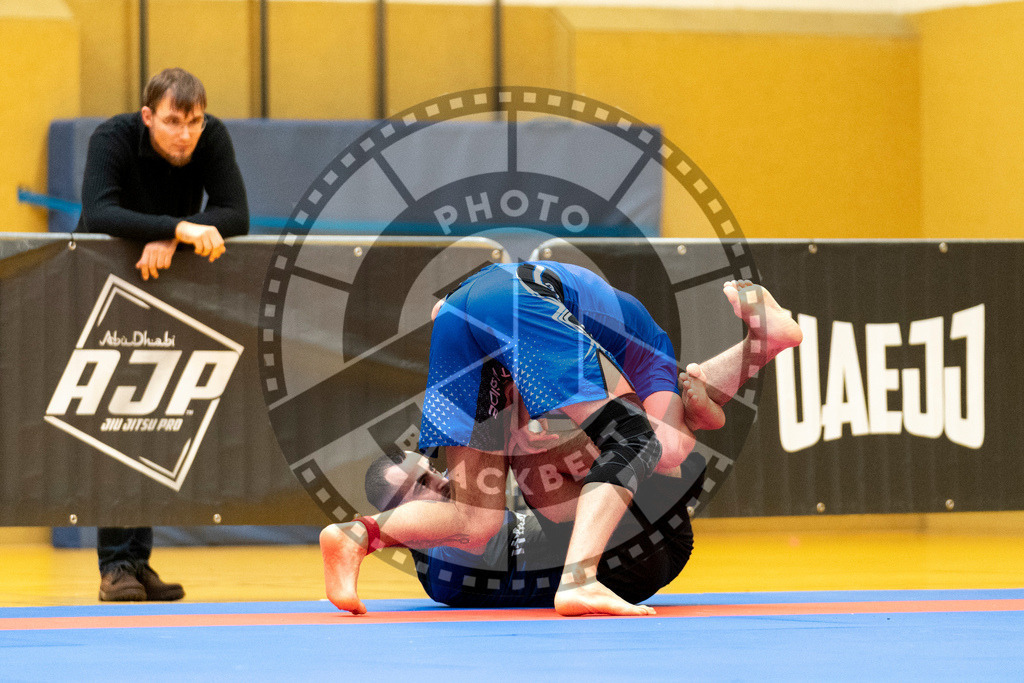 20231118PBB13399 | Fighters compete during the AJP Tour 600 Frankfurt Championship in Frankfurt/Main, Germany, on November 18, 2023.