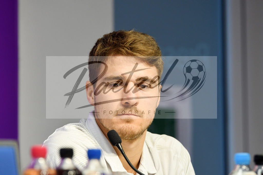 20200206_PKOSNA_0006 | Fußball, Herren: Benjamin Girth (VfL Osnabrueck) schaut waehrend der Pressekonferenz des VfL Osnabrueck im Stadion an der Bremer Bruecke am 06.02.2020 in Osnabrueck, Deutschland. - Realisiert mit Pictrs.com