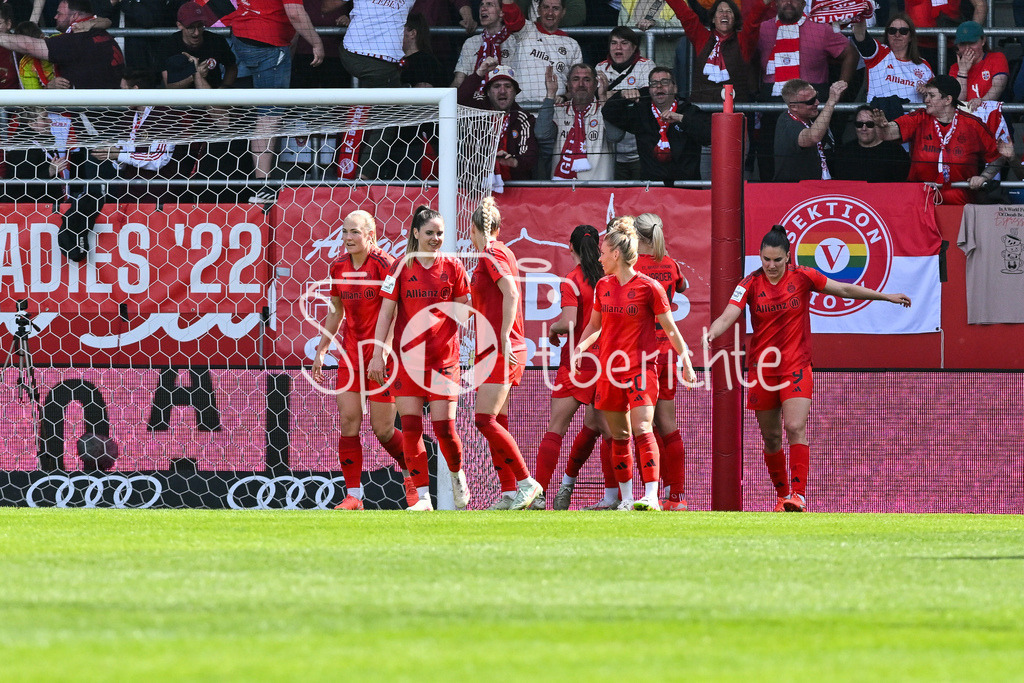 FC Bayern München - SC Freiburg | Jubel der FCB Frauen nach dem Treffer zum 3-1 durch Madalena ERIKSSON (FCB #5) / Tor / Torschuetze / Freude / Happy / Frauen Bundesliga: FC Bayern Muenchen - SC Freiburg, FC Bayern Campus am 27.04.2025