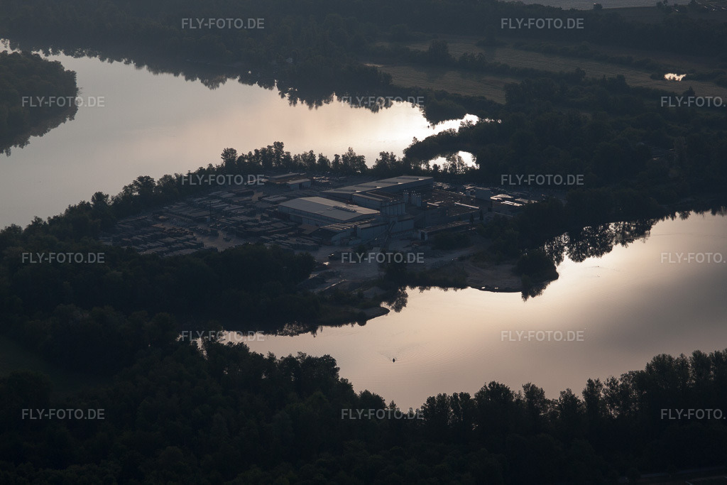 Luftbild: Baggerseen mit Lithonplus GmbH & Co. KG https://www.lithon.de/ im Ortsteil Eggenstein in Eggenstein-Leopoldshafen im Bundesland Baden-Württemberg in Deutschland. Foto: IMG_64845.jpg vom 18.05.2014 durch Werner Riehm/FLY-FOTO.de