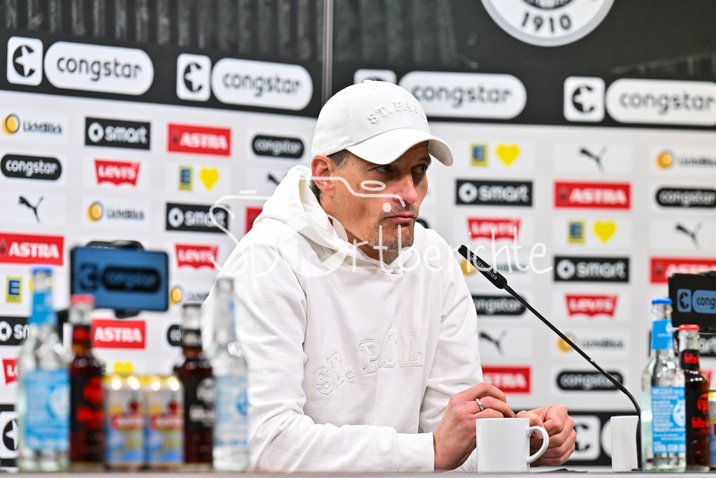 FC St. Pauli - FC Bayern München | sT. PAULI, DEUTSCHLAND - 11. APRIL: im Bild Alexander BLESSIN Trainer FC St. Pauli auf der Pressekonferenz / Einzelfoto / Freisteller nach dem Bundesligamatch zwischen dem FC St. Pauli und dem FC Bayern München am 29. Spieltag im Millerntor Stadion / DFL REGULATIONS PROHIBIT ANY USE OF PHOTOGRAPHS AS IMAGE SEQUENCES AND/OR QUASI-VIDEO