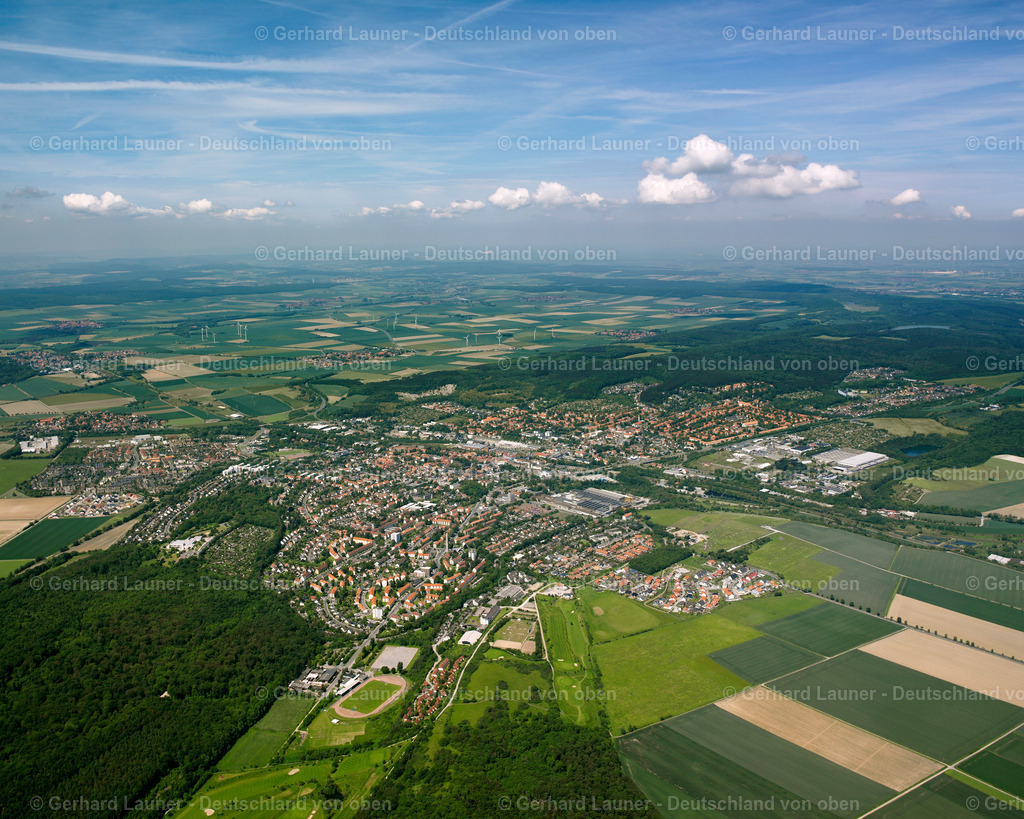 2638145 | BAD Salzgitter 09.06.2006 Von Wald und Forstgebieten umgebener Ortskern der Straßen und Häuser und Wohngebiete in Bad im Bundesland Niedersachsen, Deutschland // Surrounded by forest and forest areas center of the streets and houses and residential areas in Bad in the state Lower Saxony, Germany Foto: Gerhard Launer