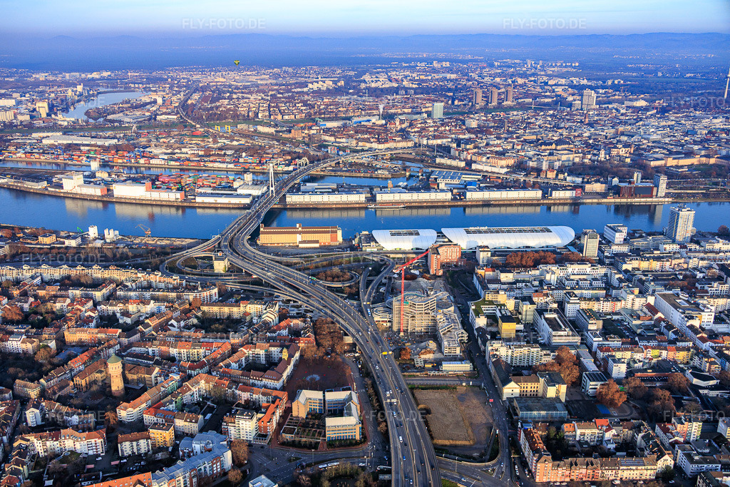 Luftbild: Verlauf der noch abzureissenden Hochstraße Nord(B44) am halb abgerissenen, ehemaligen Rathaus Ludwigshafen im ehemaligen Rathaus Center über die Kurt-Schuhmacher-Brücke über den Rhein nach Mannheim im Ortsteil Hemshof in Ludwigshafen im Bundesland Rheinland-Pfalz in Deutschland. Foto: IMG_152026.jpg vom 12.12.2025 durch Werner Riehm/FLY-FOTO.de