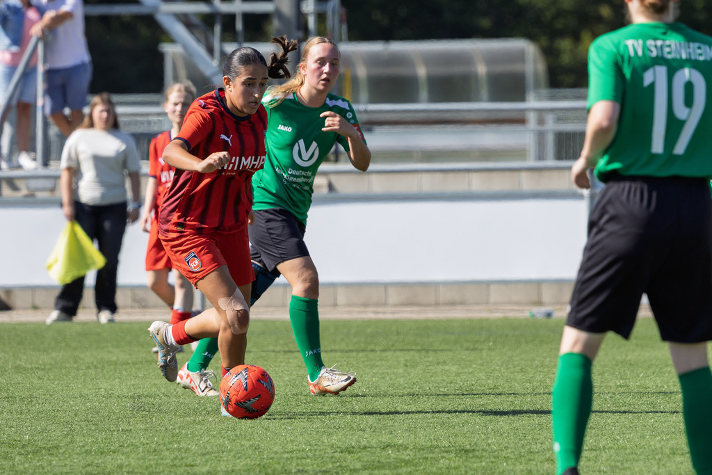 FCHSTE_250921_4423 | 1.FC Heidenheim 1846 II vs. TV Steinheim, Fußball, Frauen, Bezirksliga, 2025/2026, 2.Spieltag, 21.09.2025 in Heidenheim, Kunstrasen b. Voith-Arena West(Foto: Michael Bulling) - Realisiert mit Pictrs.com