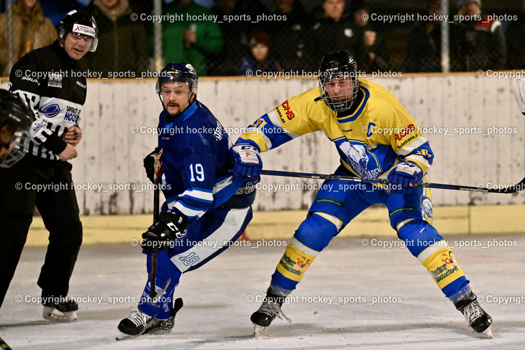 ELV Zauchen vs. EC Tigers Paternion  | ALTERSBERGER Roland Referee, #19 Kampitsch Lukas EC Tigers Paternion, #30 Müller Samuel ELV Zauchen, ELV Zauchen vs. EC Tigers Paternion , ELV Zauchen vs. EC Tigers Paternion  am 02.01.2025 in Eisoval Zauchen (Stadthalle Villach), Austria, (Photo by Bernd Stefan)