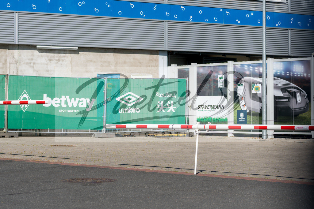 TRASVW20200521_0003 | Fussball, Herren: . Absperrungen vor dem Wohninvest Weserstadion aufgrund der Coronakrise am 21.05.2020 in Bremen, Deutschland. - Realisiert mit Pictrs.com