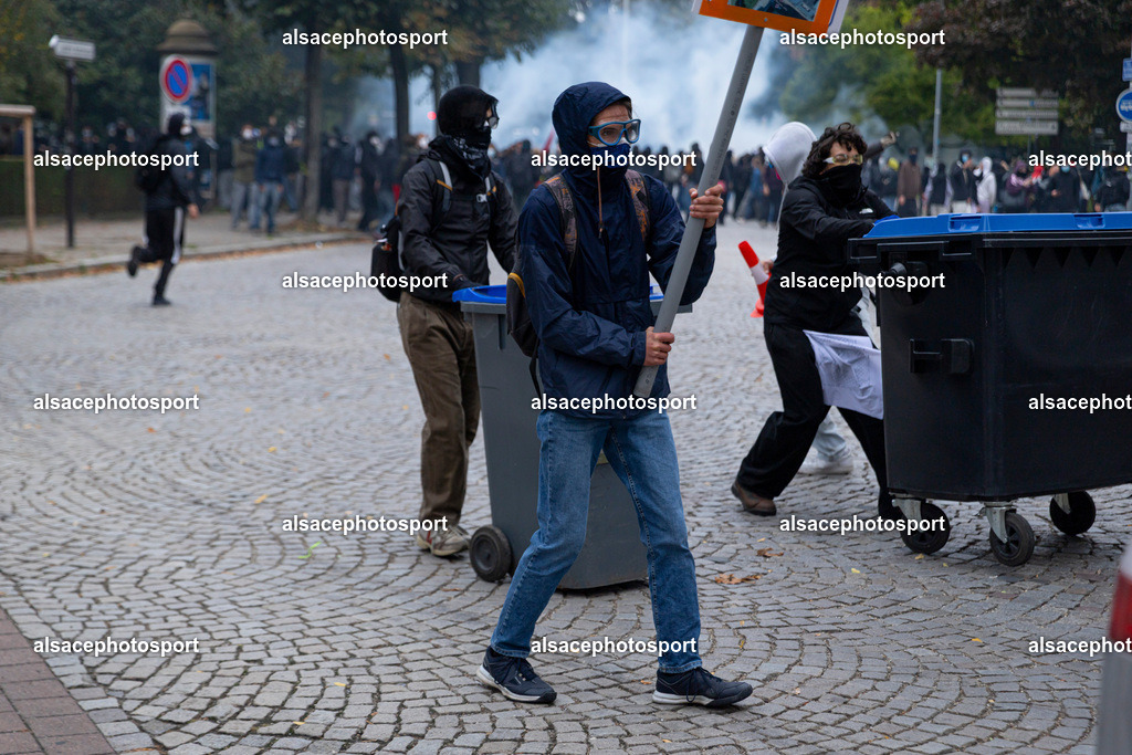9L6A4624_1 | centaines d’étudiants ont organisé une manifestation spontanée, souvent qualifiée de « manifestation sauvage », qui a traversé différents quartiers de Strasbourg. La manifestation a été marquée par des affrontements entre les manifestants et la police alors que les étudiants défilaient dans la ville dans le cadre d’une journée de mobilisation nationale concernant les conditions d’éducation et le budget de l’Éducation nationale pour 2027. - Realisiert mit Pictrs.com