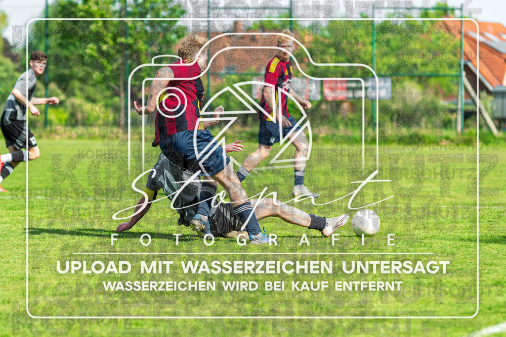 Kreisliga Herren HK - SG Nordheide vs. FG Fulde-Stellichte | Sander-Meenhard Luehne (#12 SG Nordheide), Pascal-Laurin Berger (#10 FG Fulde-Stellichte); Kreisliga Herren HK - SG Nordheide vs. FG Fulde-Stellichte am 03.05.2026 in Sportplatz, Kirchboitzen - Realisiert mit Pictrs.com