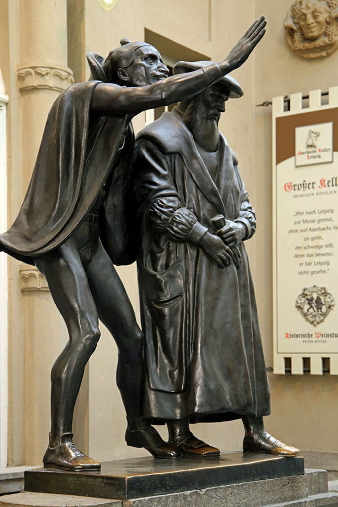 Foto: Leipzig - Faust-Skulpturen in der Mädler Passage - Mephisto und Faust | Das Team hinter BILDLEXIKON LEIPZIG bündelt historische wie aktuelle Informationen über die Stadt Leipzig in Text und Bild auf einer Plattform und stellt diese der interessierten Öffentlichkeit zur Verfügung.